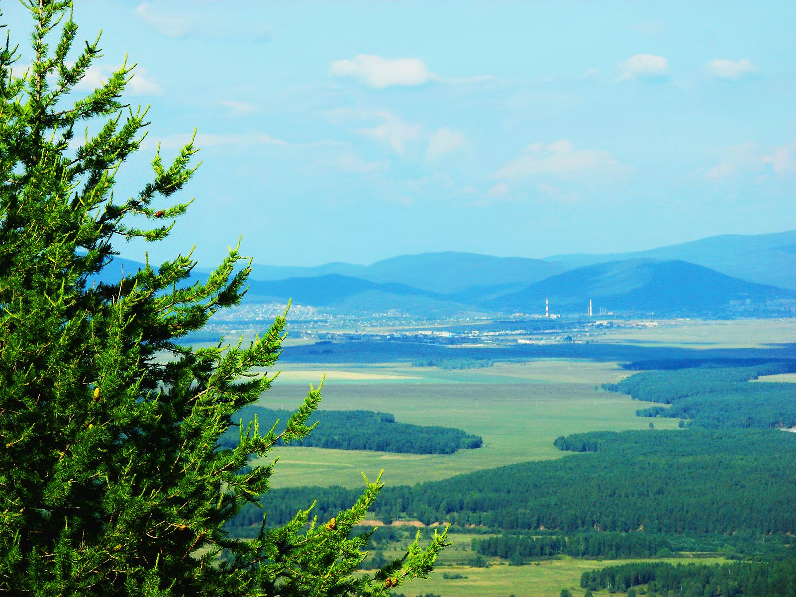 Далекий г. Город Белорецк природа. Ижевск Белорецк Башкирия. Белорецк фото домов вертикальный снимок.