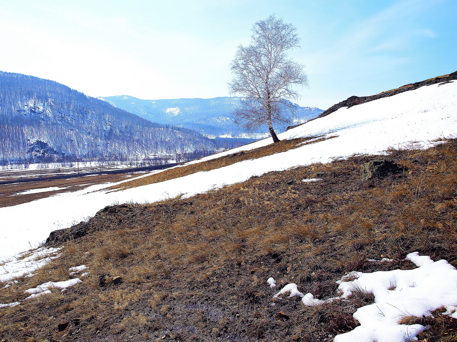 На неделю белорецк. Проталины чернеют. Косогор со снегом. Природа Башкирии ранней весной. Горы Сочи 2010 маленькие проталины на хребте.